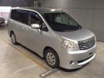 TOYOTA NOAH 2011