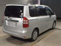 TOYOTA NOAH 2011